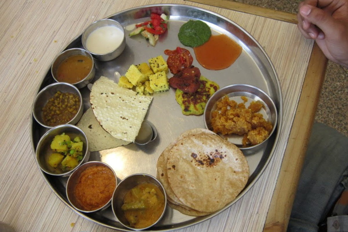 You are currently viewing Discovering the Vibrant Flavors of Traditional Gujarati Cuisine