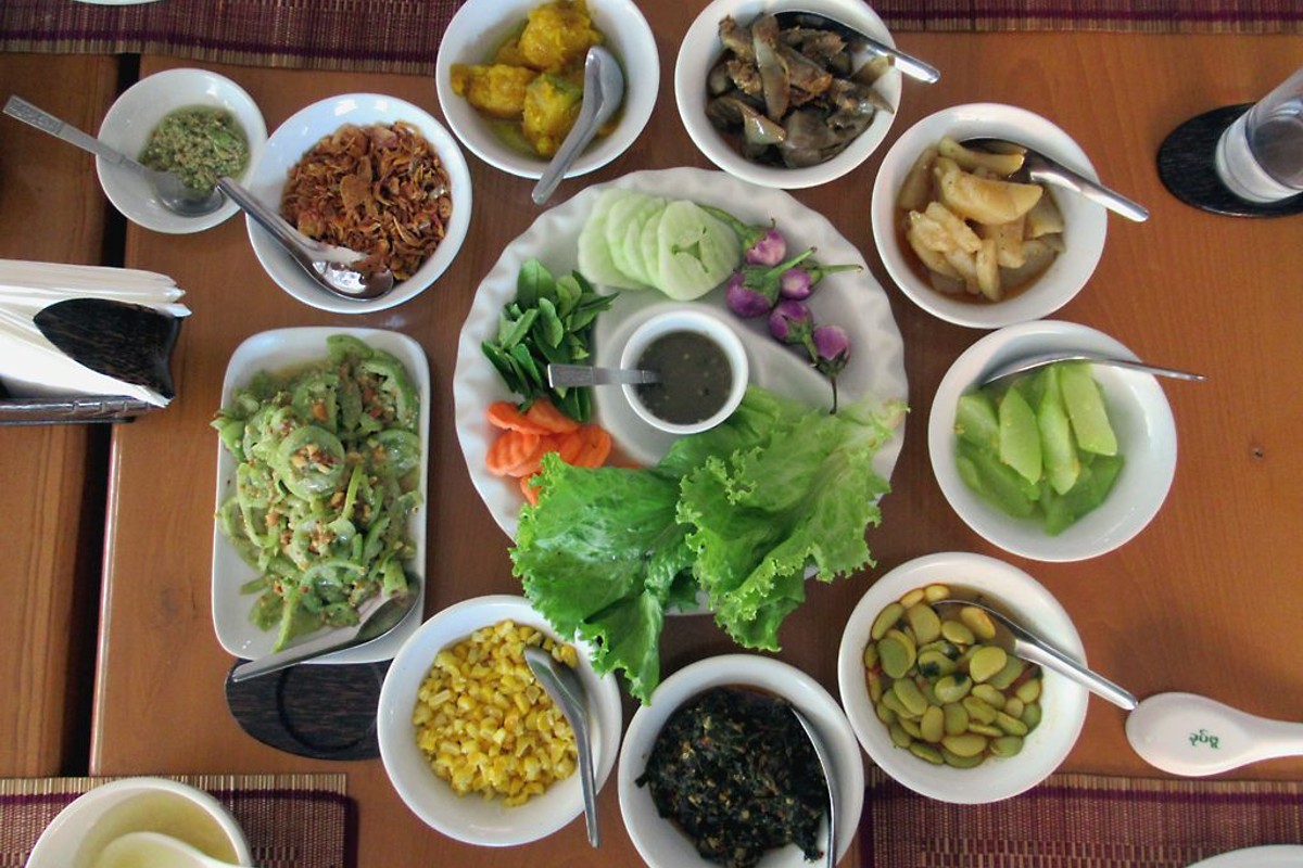 You are currently viewing From Street Stalls to Shan Hills: Your Guide to the Exciting Flavors of Myanmar (Burmese) Cuisine